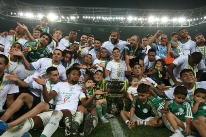 O time campeão da Copa do Brasil 2015 comemora com a taça - Fábio Menotti/Agência Palmeiras