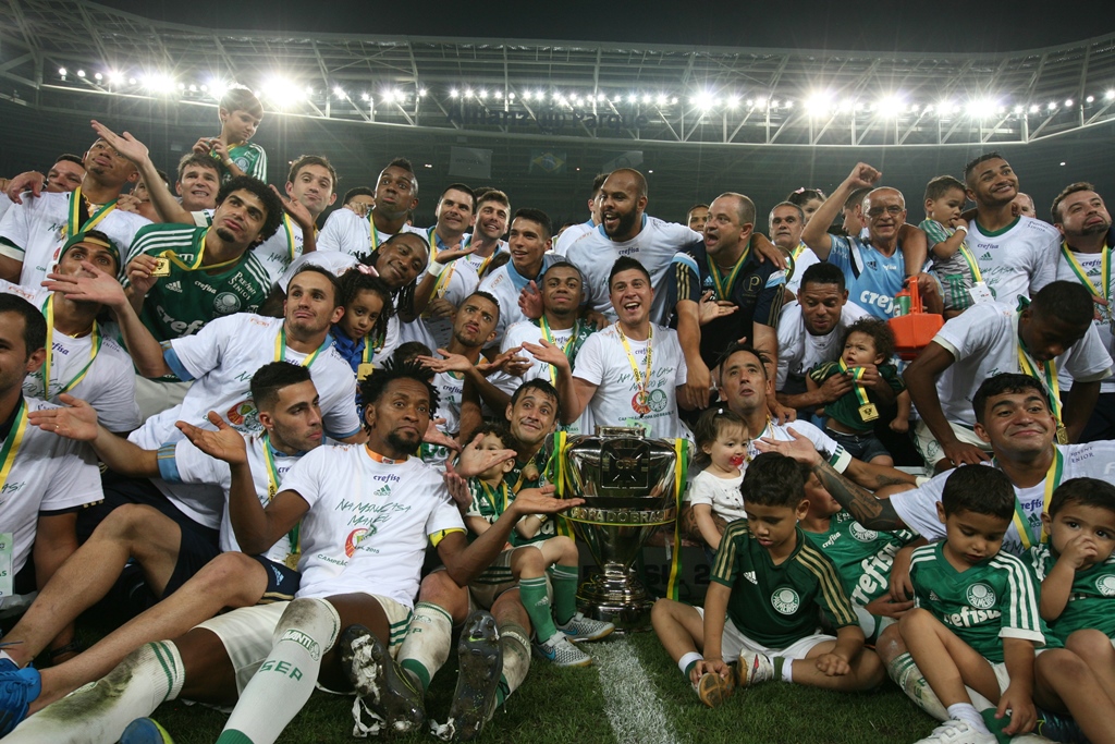 O time campeão da Copa do Brasil 2015 comemora com a taça - Fábio Menotti/Agência Palmeiras