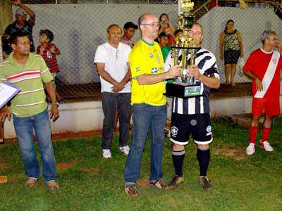 Seis equipes lutam para erguer a taça da competição -