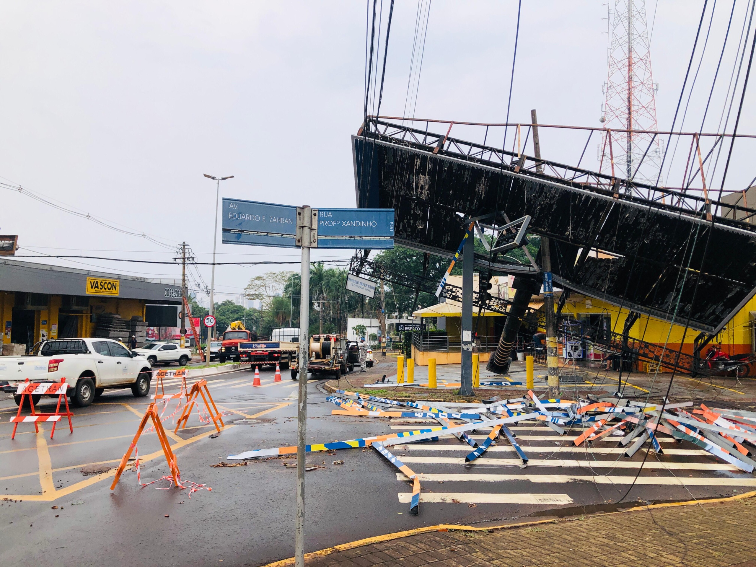 Estrutura está caída na esquina da Av. Eduardo Elias Zahran com a Rua Prof. Xandinho - Foto: Gerson Wassouf/CBN-CG