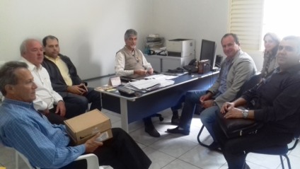 Representantes da empresa se reuniram nesta quarta-feira com Milton Silveira (ao centro) - Ana Cristina Santos/JPNews