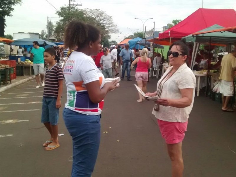 Feira da avenida Rosário Congro foi um dos 50 pontos de distribuição do Jornal do Povo neste sábado, 18 - Claudio Pereira