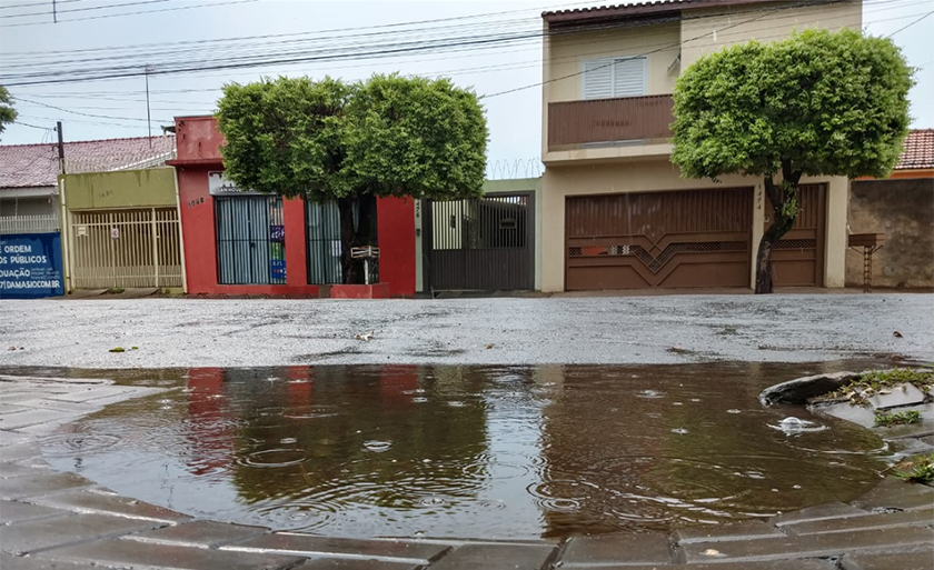 Segunda-feira chuvosa em Três Lagoas - Danielle Leduc/JP