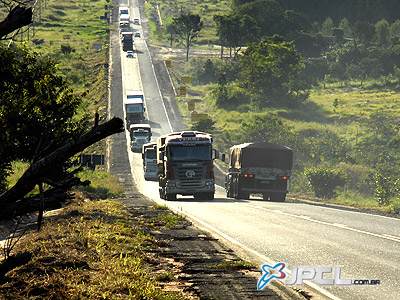 Pista sofre com falta de acostamento (destruído pela ação do tempo) e trepidações -