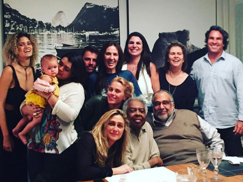 Laura Fernandez, Preta Gil com a neta, Sol de Maria, Tiago Worcman, Flora Gil, Carolina Dieckmann, Amora Mautner e Gilberto Gil com amigos - Reprodução/ Instagram 
