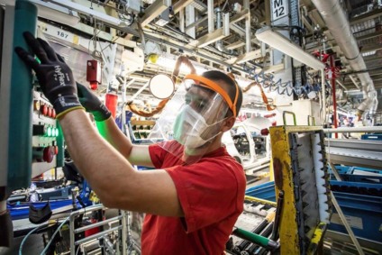 Trabalhador operando equipamento em uma das indústrias do Estado - Divulgação
