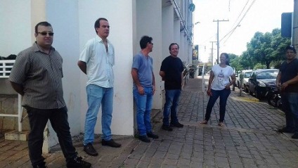 Empresários foram à prefeitura nesta quarta-feira para tentar receber pelos serviços prestados  - Ana Cristina Santos/JP