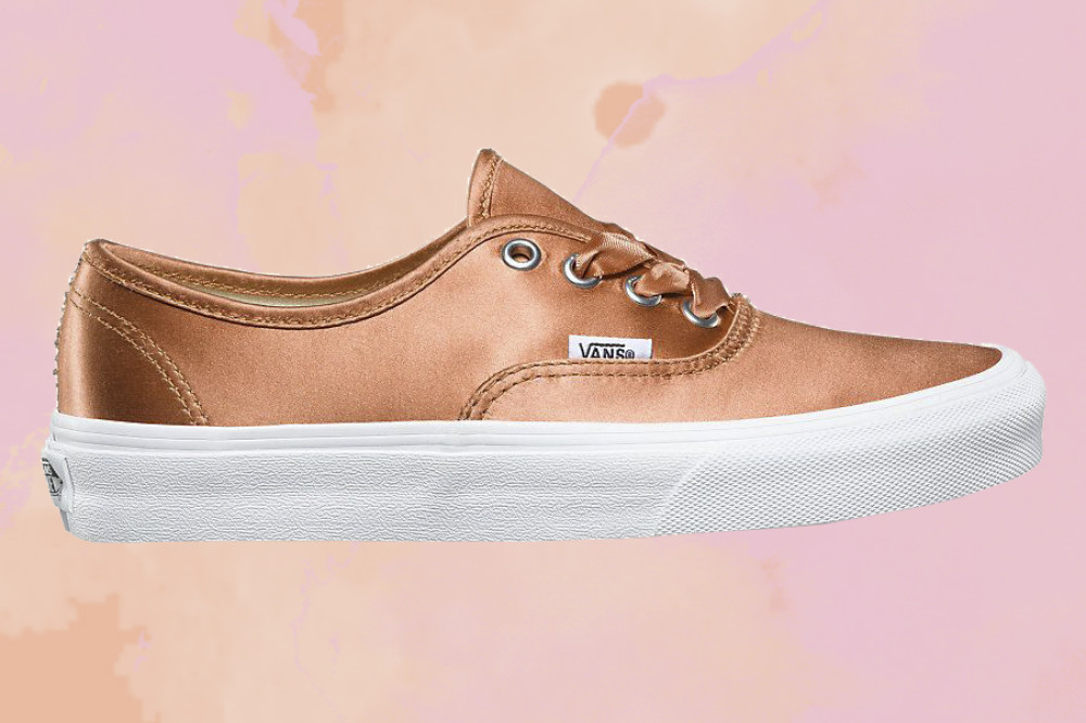 Sim, a Vans criou um modelo de cetim rosé gold!