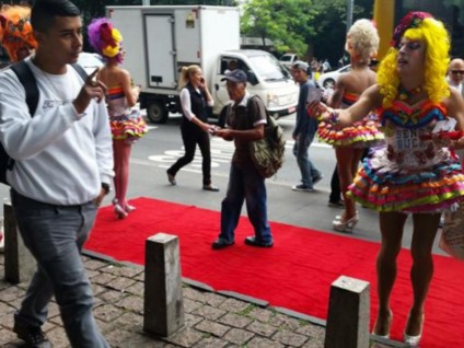 Drag queens distribuem camisinhas no vão livre do Masp, no Dia Mundial de Luta Contra a Aids. No local, os paulistanos também puderam fazer testes rápidos de detecção do HIV - Agência Brasil