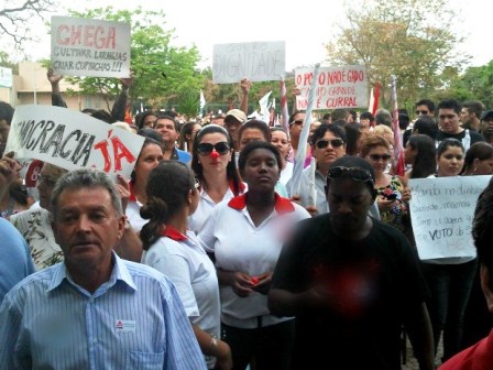 Ato Público foi realizado na tarde desta sexta-feira (24), em frente ao Fórum Eleitoral de Campo Grande. Evento reuniu 500 pessoas, segundo a PM -