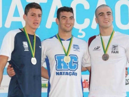 Jacson Alba Júnior (meio), de 16 anos, nadador sul-mato-grossense bateu o recorde brasileiro nos 50 metros borboleta - Divulgação