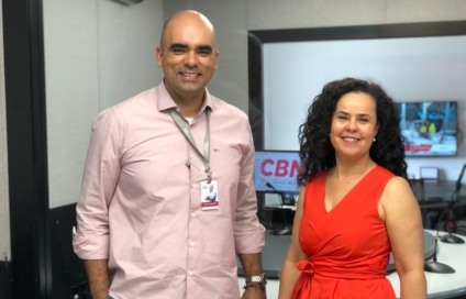 O diretor comercial da Saraiva de Rezende, Dijan de Barros, e a apresentadora do Viva Casa CBN, Luciane Mamoré - Foto: Thais Cintra