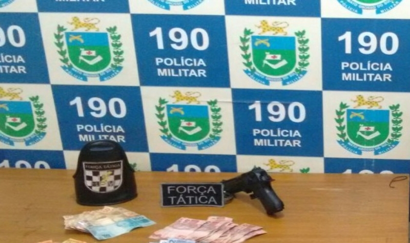 O dinheiro foi recuperado e a arma de brinquedo, apreendida - Divulgação/PM