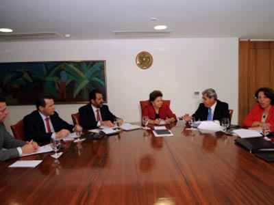 A presidente Dilma e os governadores do Centro-Oeste - A presidente Dilma e os governadores do Centro-Oeste -
