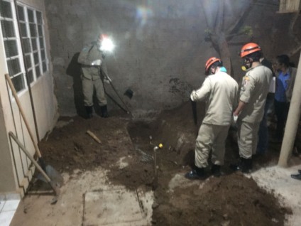 Policiais civis e bombeiros trabalham no local onde o corpo foi enterrado - Albert Silva/Cultura FM