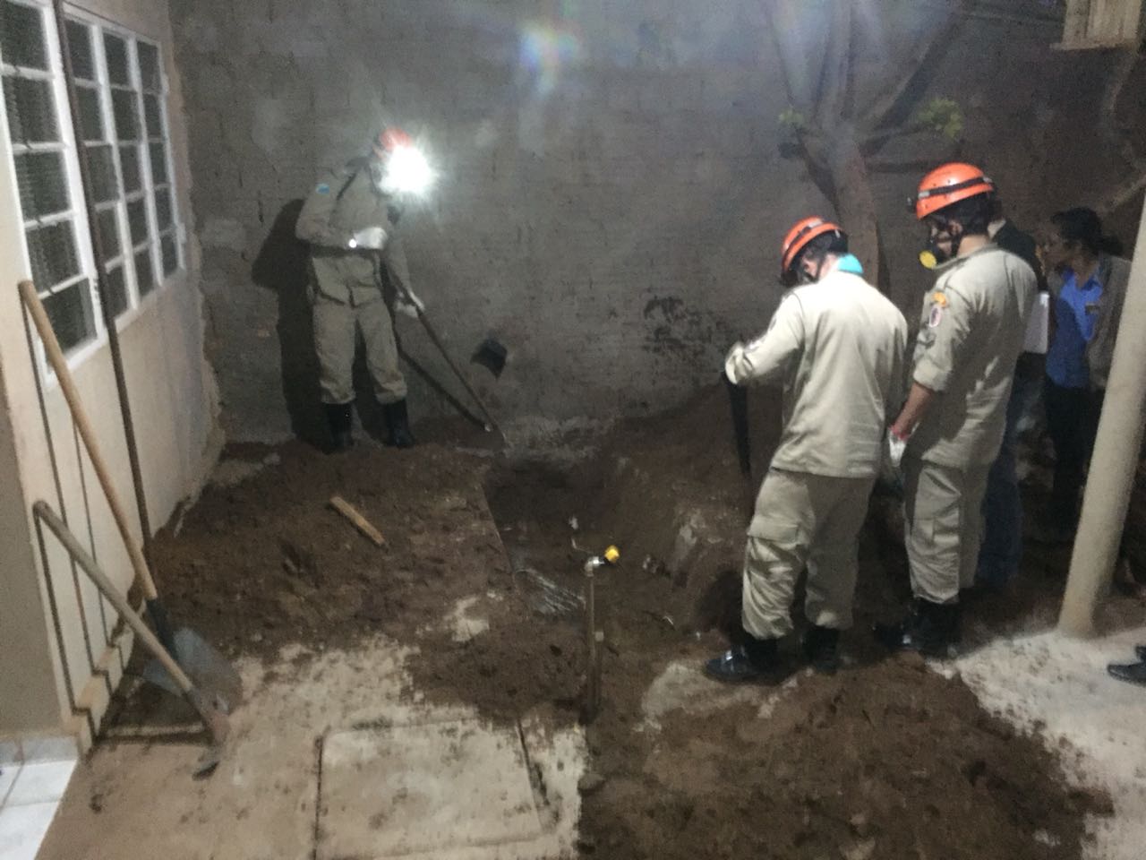 Policiais civis e bombeiros trabalham no local onde o corpo foi enterrado - Albert Silva/Cultura FM