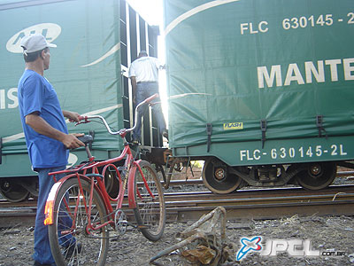 Antes de atravessar João tentou passar a carriola por debaixo dos trilhos, mas o trem se moveu -