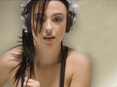 ?Sou bastante eclética?, afirma a DJ Juliana Lopes,  que investe seu talento disco tocando vários estilos -