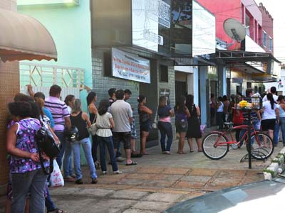 Lotéricas cheias de filas, ontem, para pagamento de contas -