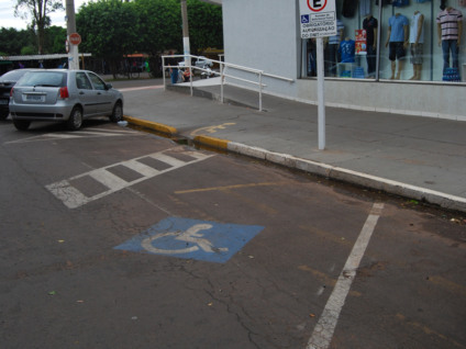 Ainda é comum motoristas desrespeitarem a sinalização - Elias Dias/JP