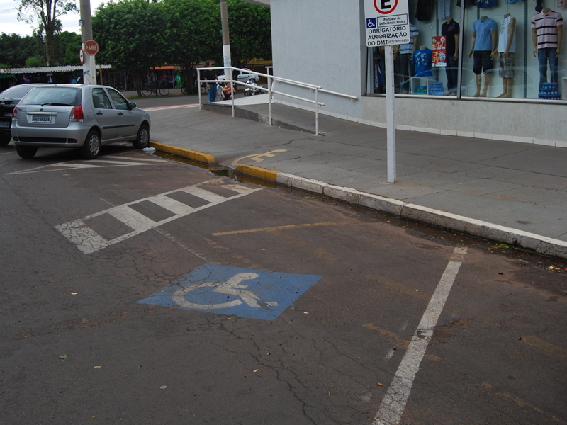 Ainda é comum motoristas desrespeitarem a sinalização - Elias Dias/JP