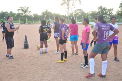 Professor Jony orienta as meninas em treino do Recanto do Galo -