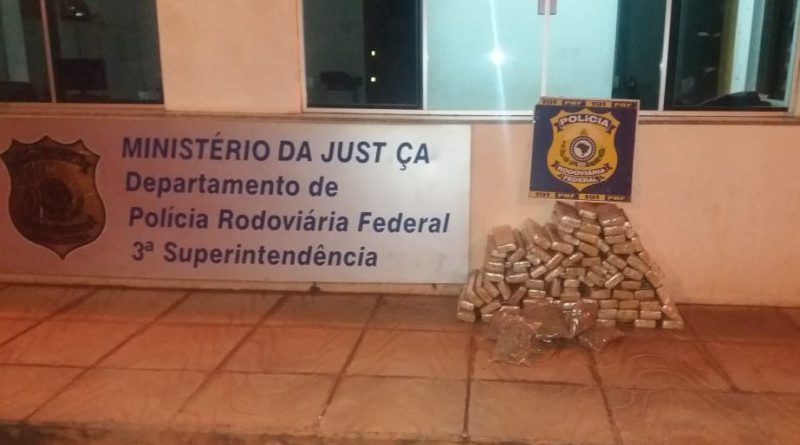 O homem contou a Polícia que receberia R$7 mil para transporta a droga - Divulgação/PRF