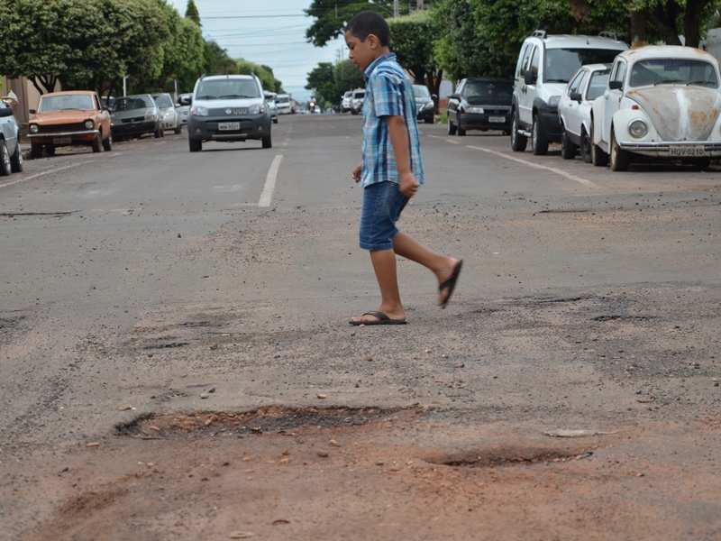 Em cinco ruas, apenas o serviço de tapa-buracos não é o suficiente para acabar com os buracos - Claudio Pereira/JP