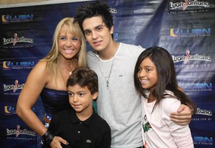Luan Santana recebeu a visita de Carla Perez em seu camarim -