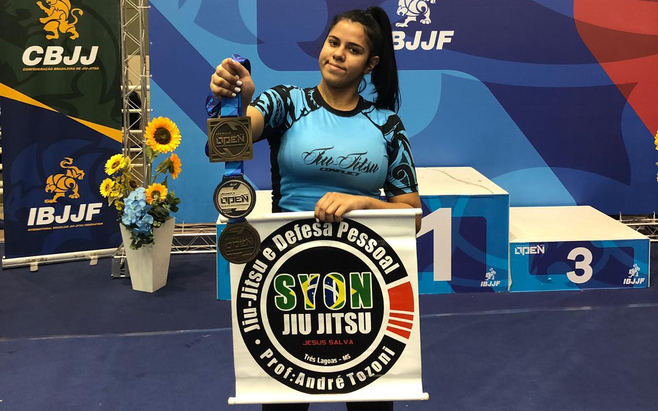 Atleta Julia Tozoni tem apenas 17 anos e faz parte da equipe Syon Jiu-Jitsu de Três Lagoas - Arquivo pessoal