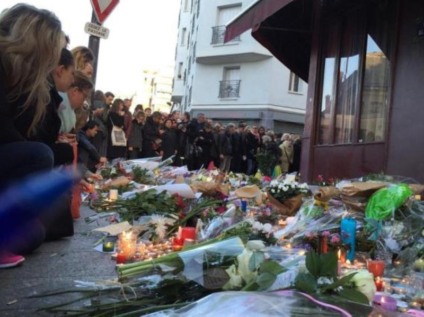 Em Paris, flores e mensagens são colocadas para homenagear as pessoas mortas nos ataques terroristas - Divulgação/Rodrigo Lopes / Agencia RBS