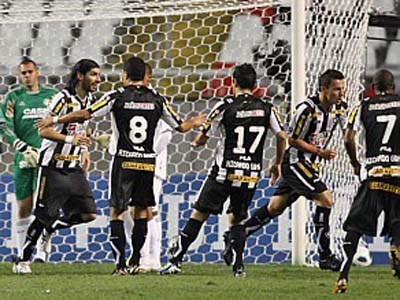 Botafoguenses comemoram o segundo gol no Engenhão - Botafoguenses comemoram o segundo gol no Engenhão -