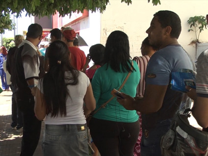 Três-lagoenses enfrentam filas para sacar o benefício  - Reprodução/TVC 