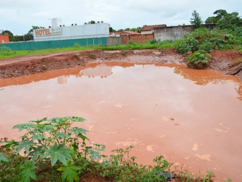 Obras inacabadas no bairro Vila Alegre  - Cláudio Pereira 