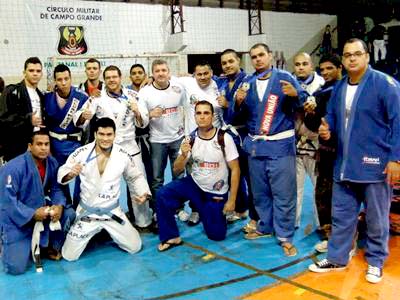 Lutadores comemoram com as medalhas no peito na capital do Estado -