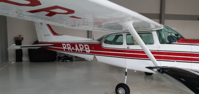 Aeronave apreendida pela PF na manhã desta quinta-feira. Grupo que atuava na fronteira do Brasil com o paraguai transportava drogas de um país ao outro. - Cedida/PF