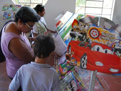 Alunos das escolas das redes municipal, estadual e particular visitaram a feira - Alunos das escolas das redes municipal, estadual e particular visitaram a feira -