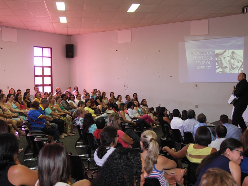 A palestra motivacional teve o tema “Professor do Século XXI” e foi proferida pelo professor mestre Marcos Roberto Silvério. Sugestão de legenda:. - Assessoria de Comunicação