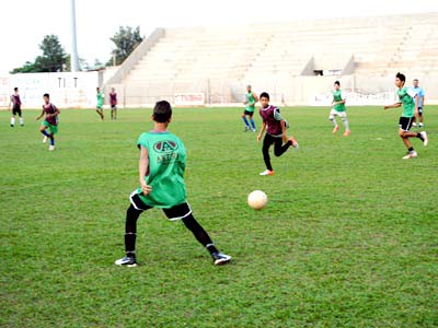 Meninos treinam sob o comando do técnico Massena -