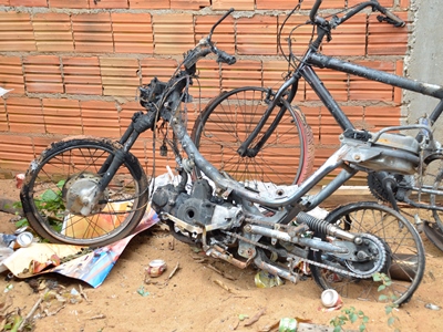 Honda Biz ficou totalmente destruída, Titan foi queimada pelas chamas da Biz -