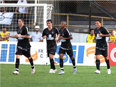 Corinthians de Ronaldo (dir.) é o favorito para ganhar a Libertadores -
