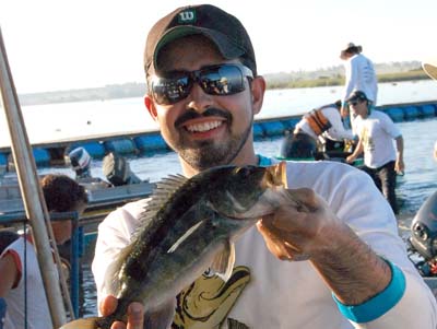 O ?Capitão Gancho? faz a medição de um dos peixes capturados no torneio do ano passado - O ?Capitão Gancho? faz a medição de um dos peixes capturados no torneio do ano passado -