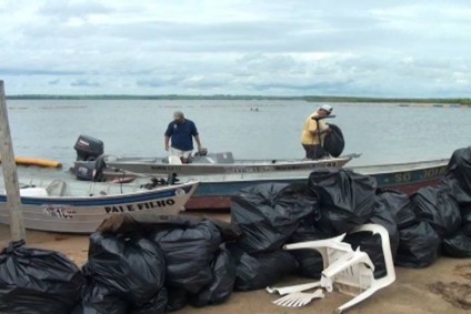 Pescadores recolheram, principalmente,garrafas pets e sacolas plásticas -