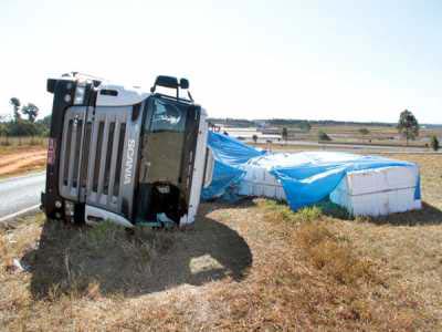 Um caminhão bi-trem carregado com 36 mil quilos de celulose que eram transportados de Três Lagoas para o Paraná -
