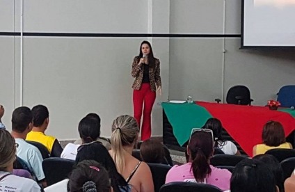 Delegada Eva Maira, durante palestra sobre violência contra a mulher - Arquivo/JPNews