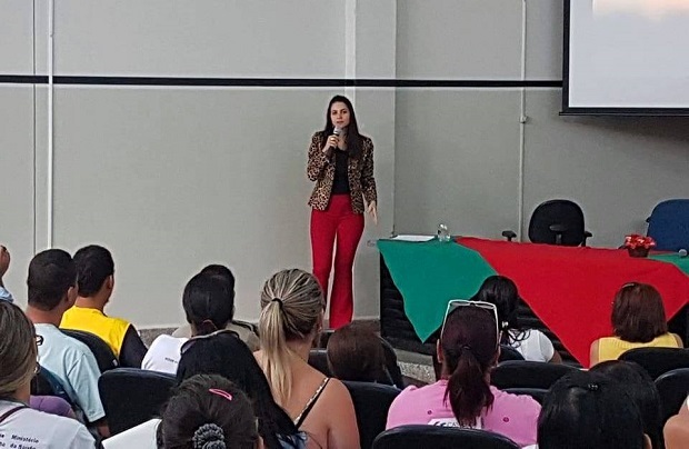 Delegada Eva Maira, durante palestra sobre violência contra a mulher - Arquivo/JPNews
