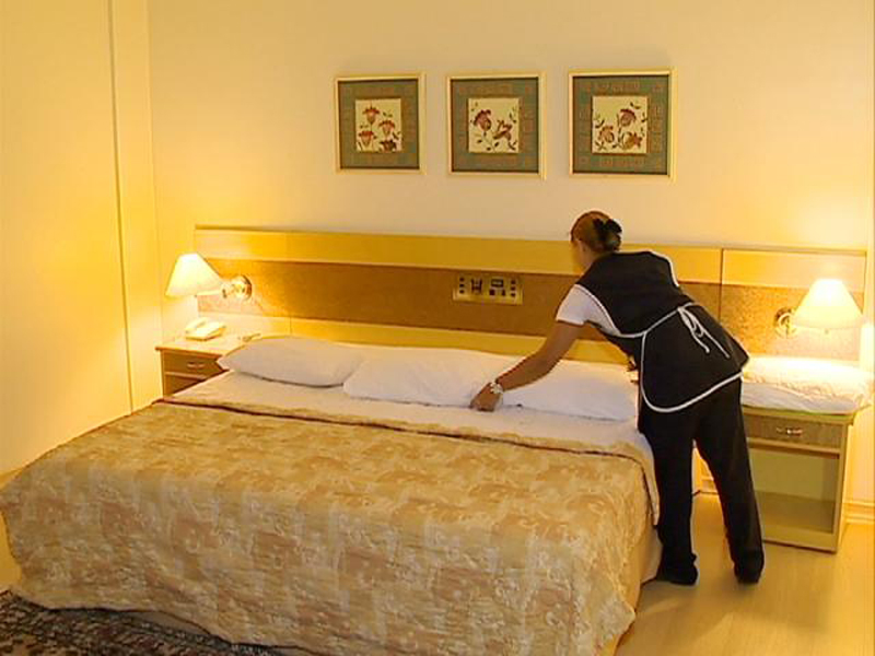 Além da vaga para camareira de hotel, há oportunidades para copeira de hotel, motorista de caminhão e outras - Ilustração Além da vaga para camareira de hotel, há oportunidades para copeira de hotel, motorista de caminhão e outras - Ilustração