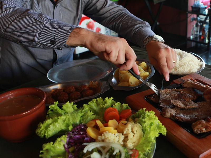 Três-lagoense gasta em média R$ 400 por mês para comer fora de casa  - Elias Dias/JP