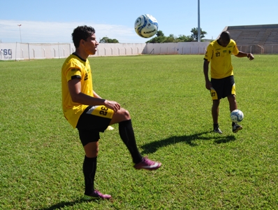 Meia Maurinho (esq.) e zagueiro Nilton batem bola durante treino do Misto -