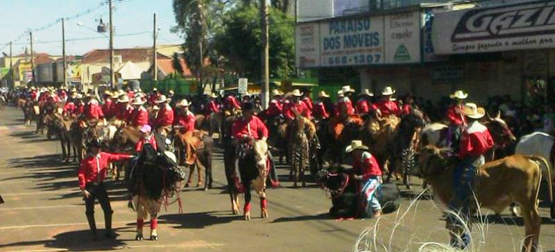 Mais de 700 cavaleiros mantem tradição de cavalgada  - Roberto Chamorro